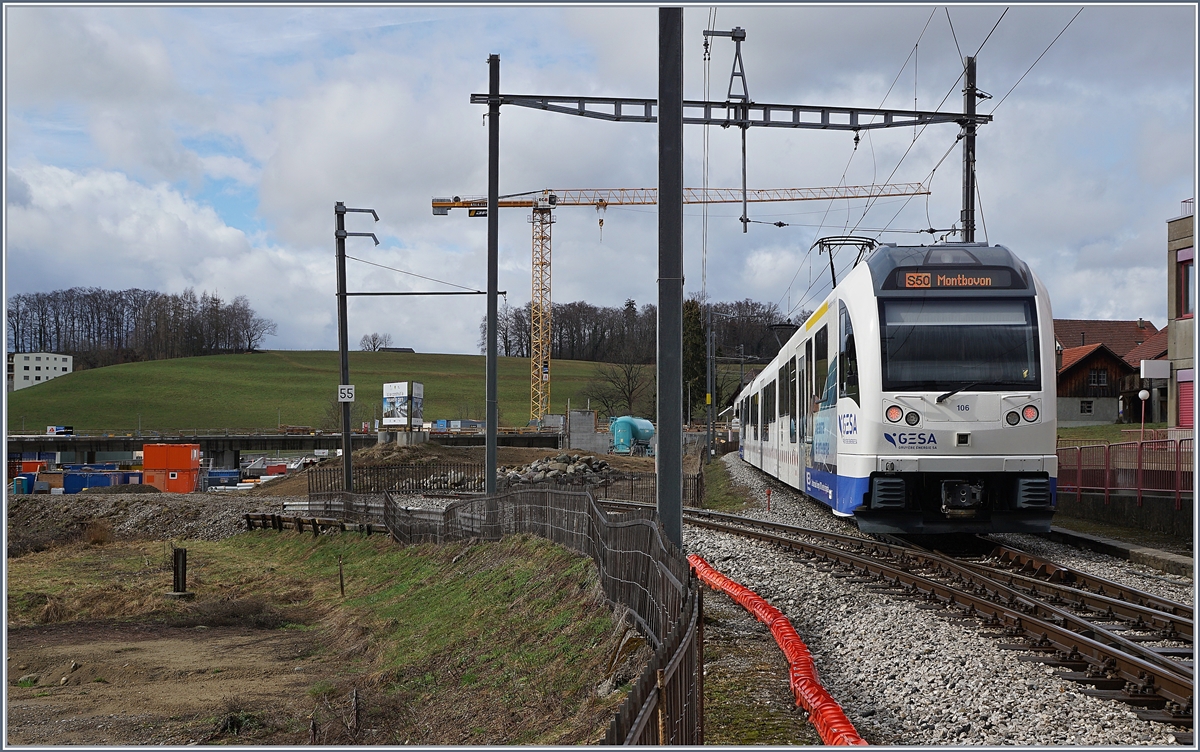 Nachdem am 3. März der letzte Zug von (alten Bahnhof) Châtel-St-Denis nach Palézieux fuhr schaute ich eine Woche später nochmals vorbei und war überrascht, das weite Teile der Strecke und/oder Fahrleitung bereits entfernt wurden, obwohl die Strecke ja nur zwischen dem  alten  Bahnhof und dem Anschluss an den Durchgansbahnhof (hier links im Bild) definitiv stillgelegt wird.

Wie im Bild ersichtlich, fahren die Züge auf dem verbleiben Abschnitt nach Bulle weiterhin, dieser Streckenabschnitt  wird erst im Herbst für den Anschluss an den Durchgangsbahnhof unterbrochen.

10. März 2019