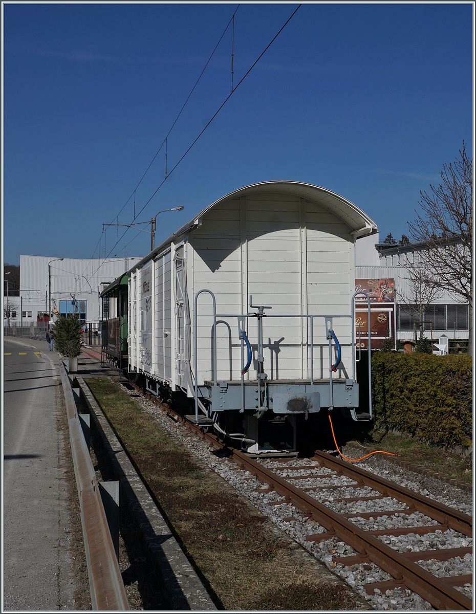 Nachdem des Nestlé Museum in Vevey nach knapp einem Jahr bereits wieder geschlossen wurde, hatte der dort sehr gekonnt präsentierte GFM 671 K3 Güterwagen seine Stellplatz verloren. Glücklicherweise hat er nun in Broc Farbrique eine neuen Platz gefunden.

2. März 2021

Hier noch der Link für den GMF 671 K3 in Vevey: 

https://igschieneschweiz.startbilder.de/bild/schweiz~gueterwagen~schmalspur/722141/nach-nur-einem-jahr-wurde-das.html