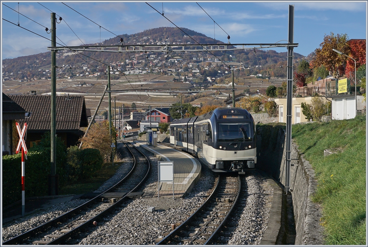 Nachdem der Gegenzug Clies Richtung Vevey verlassen hat, ist es auch für den MVR ABeh 2/6 7504 Zeit, seine Fahrt nach Blonay fortzusetzen. 
Clies, den 14. Nov. 2018