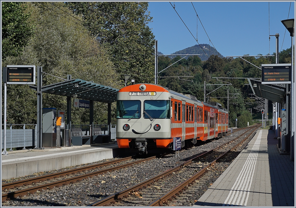 Nachdem der Gegenzug nach Ponte Tresa den Bahnhof Cappella Agnuzzo verlassen hat, macht sich auch der Be 4/12 nach Lugano auf den Weg.

27. Sept. 2018