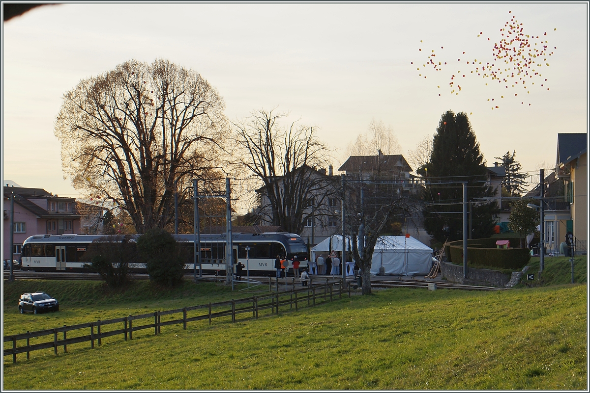 Nachdem geredet wurde und die Musik gespielt hatte, durften die Kinder Luftballone fliegen lassen und das Publikum anschliessend den neuen Zug begutachten.  

St-Légier Gare, den 11. Dez. 2015