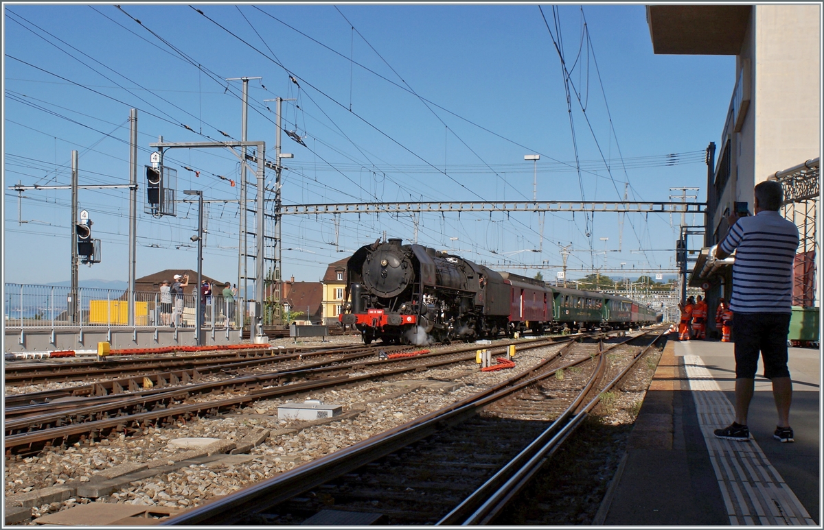 Nachdem ich am letzten Wochenende beim  Festival Suisse de la Vapeur 2022 / Schweizer Dampffestival 2022  reichlich mit Dampf verwöhnt worden war, gab es dieses Wochenende erneut dampfendes zu bewundern, selbst, wenn mir dazu nur ein kleines Zeitfenster einer  Café-Pause  zur Verfügung stand: Die SNCF 141 R 568 erreicht mit einem langen Extrazug den Bahnhof von Lausanne. 

11. Juni 2022
