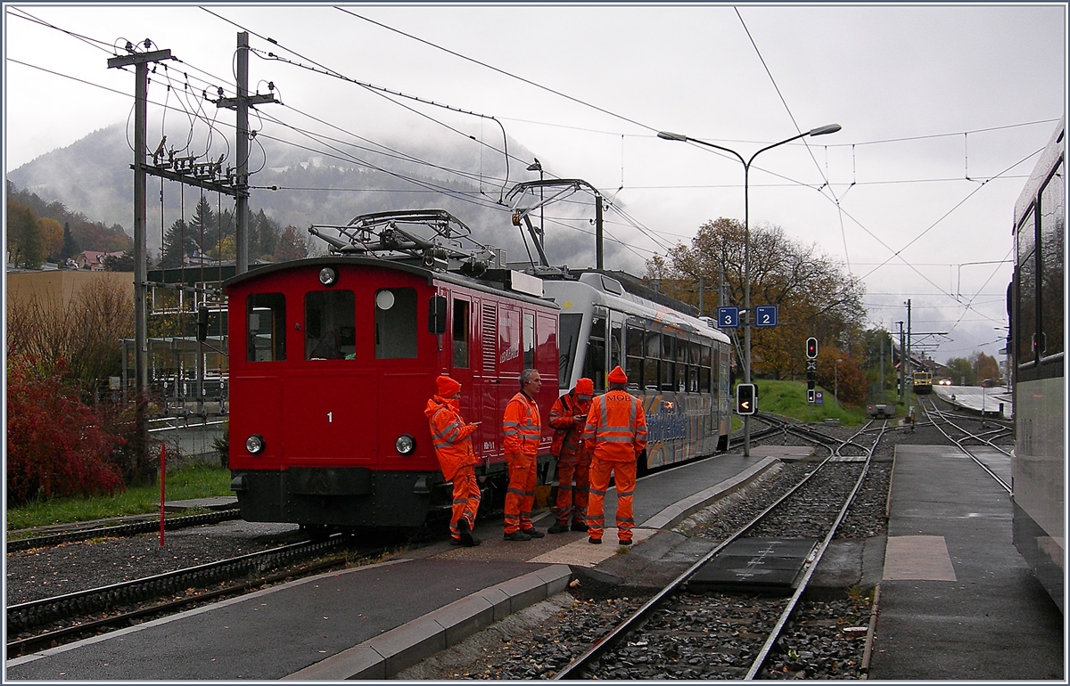 Nachdem die Kiste Platz gefunden hat, konnte leider keine besseres Bild als dieses gemacht werden, da ich gleich anschliessend mit dem Zug rechts im Bild zur Arbeit fahren musste; HGe 2/2 N° 1 und Beh 2/4 72 in Blonay.
8. Nov. 2017