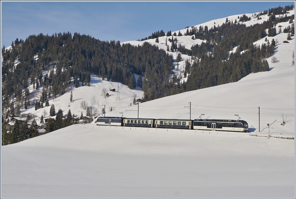 Nachdem dieser Zug jahrelang  GoldenPass Classic  hiess, wurde er in der Fahrplanperiode 2017/18 in  MOB Belle Epoque  umbenannt, um jetzt gültigen Fahrplan als  GoldenPass MOB Belle Epoque  zu verkehren. 

Das Bild zeigt den RE 2217 auf der Fahrt von Zweisimmen nach Montreux kurz nach Schönried.

6. Feb. 2019