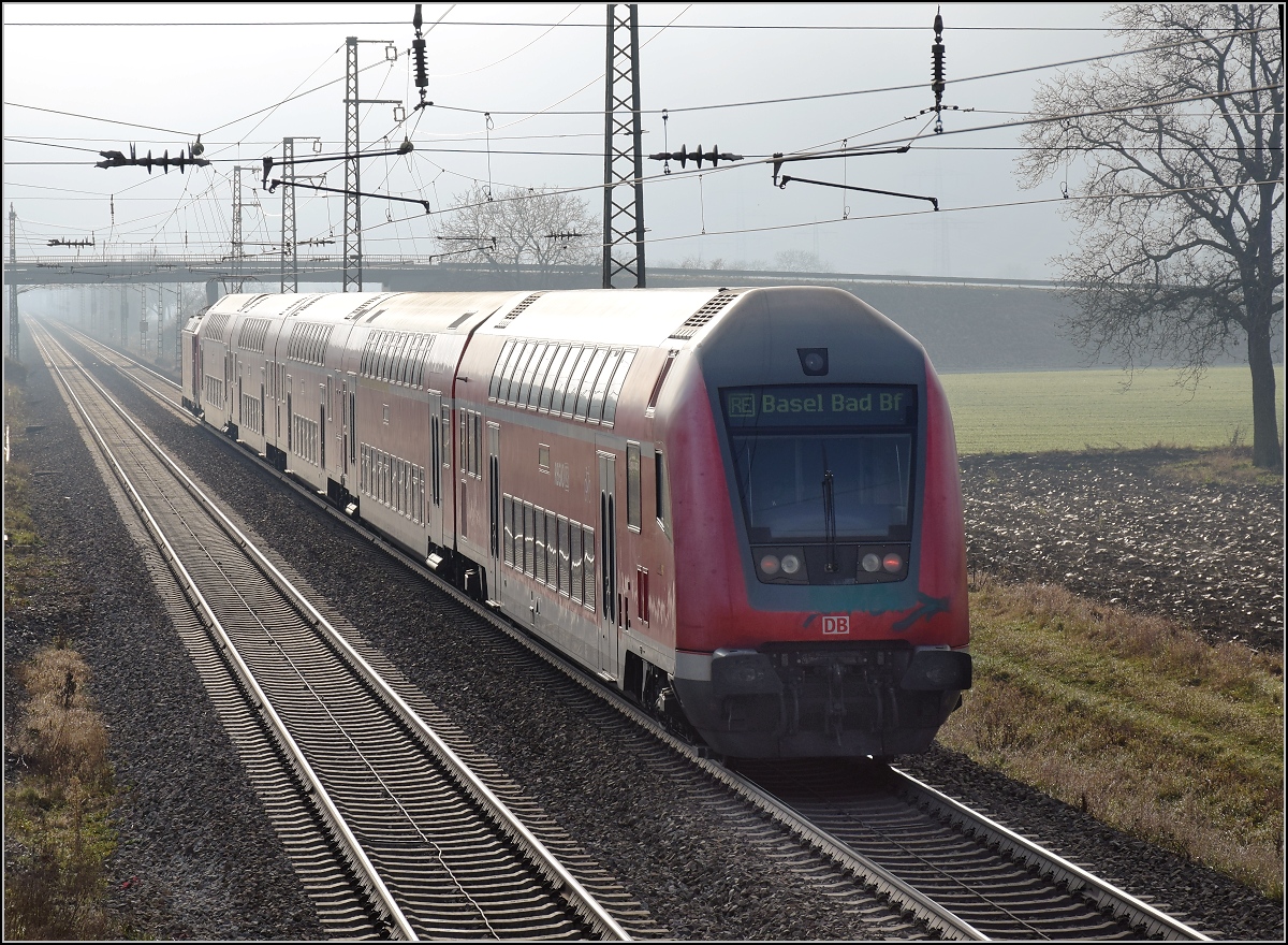 Nachschuss auf einen RE nach Basel. Auggen, Dezember 2018.
