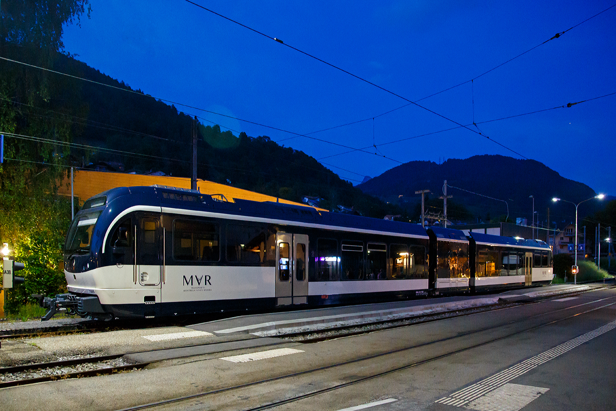 Nachtruhe für den  MVR SURF 7505 bzw.  ABeh 2/6 7505, ein Triebwagen für gemischten Adhäsions- und Zahnradbetrieb vom Typ Stadler SURF ABeh 2/6, am 18.05.2018 in Blonay.

Unter der Leitung der GoldenPass-Gruppe hat die Transports Montreux–Vevey–Riviera  (MVR) im März  2013 bei Stadler 8 dieser neuen Triebfahrzeuge des Typs ABeh  2/6 für den gemischten Adhäsions-  und  Zahnradbetrieb bestellt. Sie basieren teilweise auf der Technik der Stadler  Gelenktriebwagen GTW 2/6. 

Die wartungsfreundliche Meterspurbahn ist für eine maximale Betriebsgeschwindigkeit von 60 km/h vorgesehen. Die hellen und bequemen Fahrgasträume sind mit moderner Sicherheitstechnik  ausgestattet und machen die Reise zu einem angenehmen Erlebnis. Der Zug bietet 106 Sitzplätze, davon 12 in der 1.Klasse. Die variablen Multifunktionsabteile in den Einstiegsbereichen können an die  saisonalen Bedürfnisse angepasst werden.  Der ergonomische und  bequeme Führerraum mit separatem  Zugang trägt den Anforderungen des Personals Rechnung.  MVR vereinheitlicht mit dieser Bestellung die  Fahrzeugflotte und optimiert somit auch die Instandhaltung.

Technische Merkmale:
Wagenkasten aus Aluminium-Strangpressprofilen für einehöhere Lebensdauer und leichtere Instandhaltung bei gleichzeitig geringerem Fahrzeuggewicht.
Luftgefederte Drehgestelle sorgen für noch mehr Komfort und eine verbesserte Laufruhe.
Leistungsstarke elektrische Rekuperationsbremse.
Modernste Elektronik für die Fahrzeugsteuerung.
Mehrfachtraktion von bis zu drei Zügen möglich.

TECHNISCHE DATEN:
Fahrzeugbezeichnung: ABeh 2/6
Anzahl Fahrzeuge: 8
Inbetriebsetzung: 2016
Spurweite: 1.000 mm
Achsanordnung: 2’Bo’2’
Länge über Puffer: 39.234 mm
Fahrzeugbreite:  2.650 mm
Fahrzeughöhe: 3.852 mm
Achsstand Motordrehgestell: 2.480 mm
Achsstand Laufdrehgestell: 1.900 mm
Treibraddurchmesser (neu): 798 mm
Laufraddurchmesser (neu): 700 mm
Speisespannung:  960 VDC
Leistung: 900 kW
Max. Zugkraft Adhäsion: 70 kN
Max. Zugkraft Zahnrad: 135 kN
Anfahrtsbeschleunigung max.1,3 m/s²
Höchstgeschwindigkeit Zahnrad, bei einem Gefälle von 200 ‰: 20 km/h talwärts / 30 km/h bergwärts
Höchstgeschwindigkeit Adhäsion (zulässige Höchstgeschwindigkeit): 60 km/h
Sitzplätze:  1. Klasse 12 / 2. Klasse  63 und 31 Klappsitze  
Stehplätze (4 Pers./m²): 65
Fußbodenhöhe: Niederflur 400 mm / Hochflur  980 mm
Einstiegbreite: 1.300 mm
Kasten-Längsdruckkraft: 800 kN

Quelle: Stadler Rail