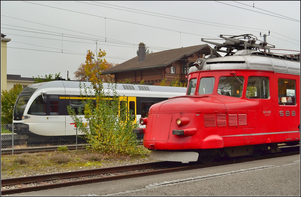 Nasenvergleich: Churchill-Pfeil RAe 4/8 vs. GTW. Stein am Rhein, Oktober 2011.