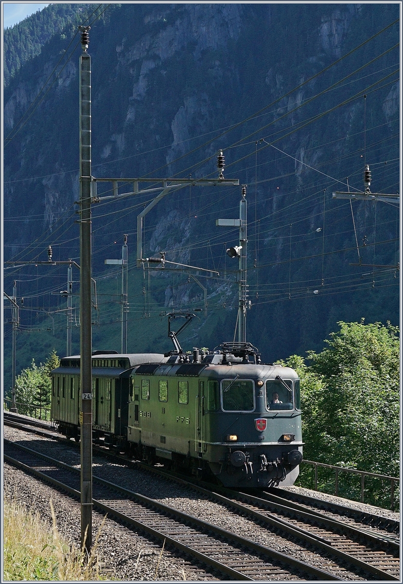 Neben dem ETCS Vorspanndienst und dem Vorspann durch den Gotthardtunnel für den SRF  Schweiz aktuell am Gothard  Dampfzug oblag der grünen SBBB Re 4/4 II 11161 auch die Aufgabe, den Postwagen für den Dampfzug von Erstfeld nach Göschenen zu bringen.
Hier erreicht das Gespannt die ersten Weichen bei Göschenen.
28. Juli 2016
