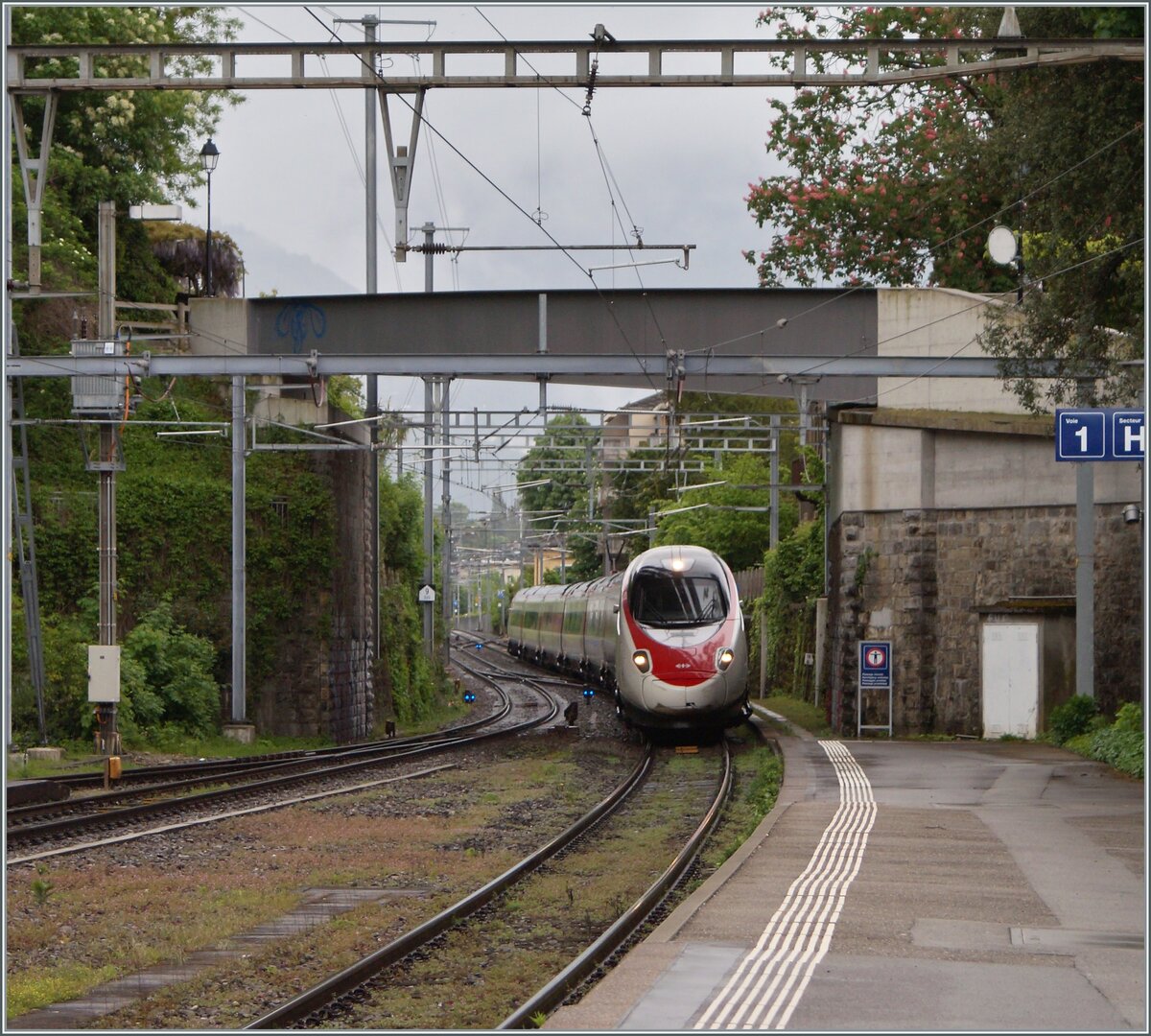 Neben dem kürzlich gezeigten ICN im IR90 Verkehr, war es nun an einen SBB ETR 610 einen IR zu vertreten, wobei dies fotografisch kaum zeigbar ist, da die ETR 610 hier im Italien Verkehr alltäglich zu sehen sind.

Vevey, den 11. Mai 2023