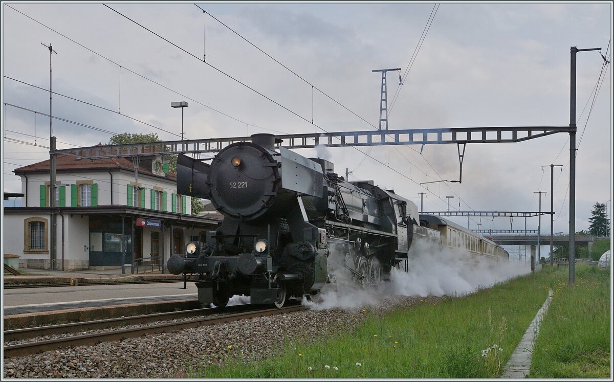 Neben der (ex) DR 52 8163-9 der Coni Fer hat eine weitere Lok der BR 52 eine Bleibe im Jura gefunden die ex ÖBB 52 221 bei der VTT (Vapeur Val-de-Travers), im Gegensatz zur Reko DR (ex) DR 52 8163-9 zeigt sich die 52 221 noch weitgehend im Ursprungszustand. Die Lok wurde 1943 unter der Fabriknummer 12226 in den Werke von L. Schwarzkopff gebaut, die damals der Zeit entsprechend BMAG genannt wurden. Das Bild zeigt die VVT 52 221 in schneller Fahrt in der trotz reichlich Dampf erkennbaren Carl Bellingrodt Stellung (Triebstange unten) mit dem Sonderzug 30502 auf dem Weg nach Vevey zum Festival Suisse de la vapeur 2016 der Blonay - Chamby Bahn 30502 bei der Durchfahrt in Chavornay.

14. Mai 2016