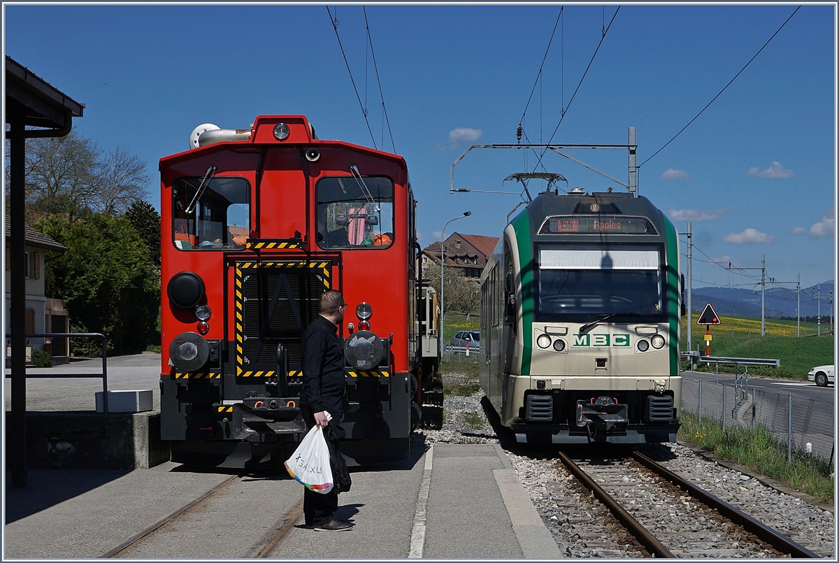 Nebenbahn-Idylle am Jurasüdfuss in Pampigny-Sévery: Zwischen Apples und L'Isle wird der Zweistundentakt (!) in der Hauptverkehrszeit bis zum Halbstundentakt verdichtet; das Bild zeigt den einfahrenden Zug 433 (ab 13.12), der den mittäglichen Halbstundentakt abschliesst, der nächste Zug nach Apples fährt dann erst wieder um 15.12. 
10. April 2017