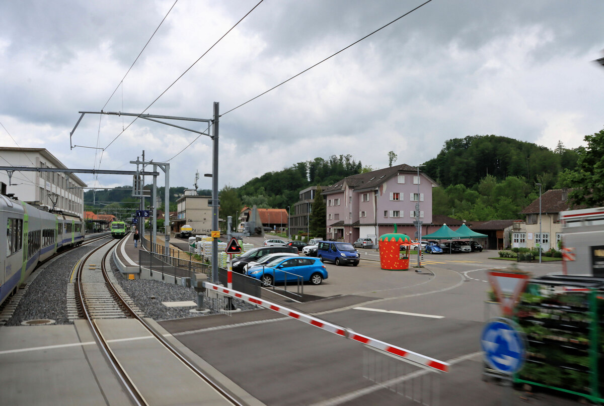 Neuenegg an der Sensetalbahn. Einfahrt des BLS NPZ Zuges 737, während ein anderer NPZ im Bahnhof wartet. Früher herrschte hier emsiges Treiben mit langen Reihen von  Ovomaltine -Güterwagen. 8.Juni 2021 