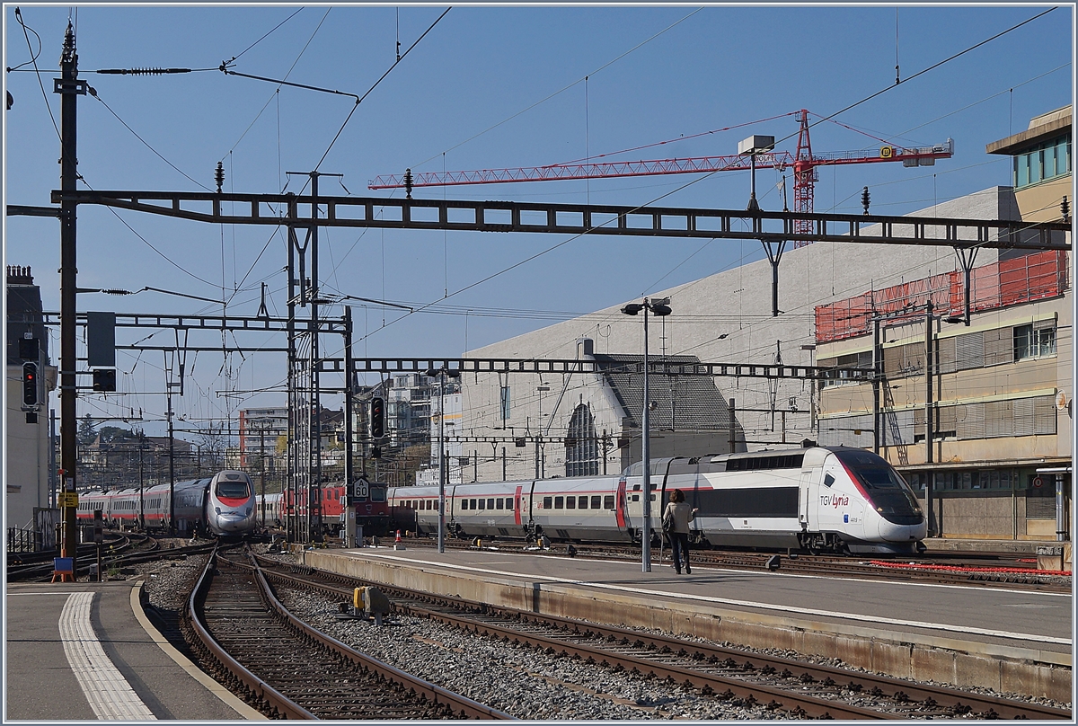 Nicht ganz gepasst hat die Aufnahme des ausfahrenden FS ETR 610 (Milano - Genève) und des von Paris kommenden TGV Lyria bei der Ankunft in Lausanne.

31. März 2019
