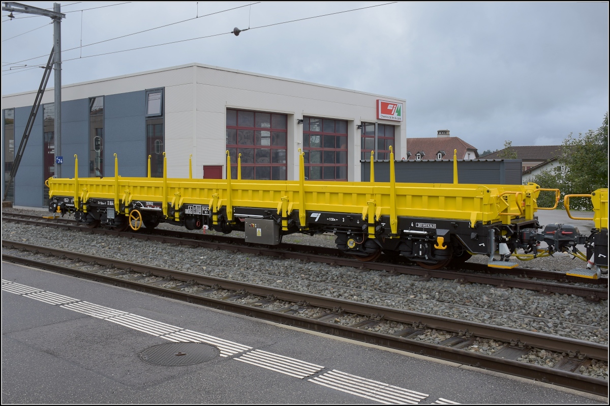 Nigelnagelneue Güterwagen bei der CJ.

Schmalspurgüterwagen sind mittlerweile eine Seltenheit, aber neue Schmalspurgüterwagen eine Rarität. Bei der CJ gab es wohl für den Streckenunterhalt vorgezogene Weihnachten. X 864 mit aufgestellten Rungen. Es sieht ganz danach aus, als wären die drei Güterwagen zur Demonstration aufgebaut worden. Saignelegier, August 2021.
