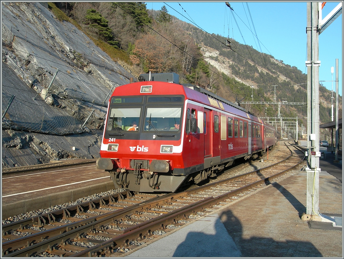 Noch im RM rot zeigt sich der BLS RBDe 566 in Hohtenn.
16. März 2007
