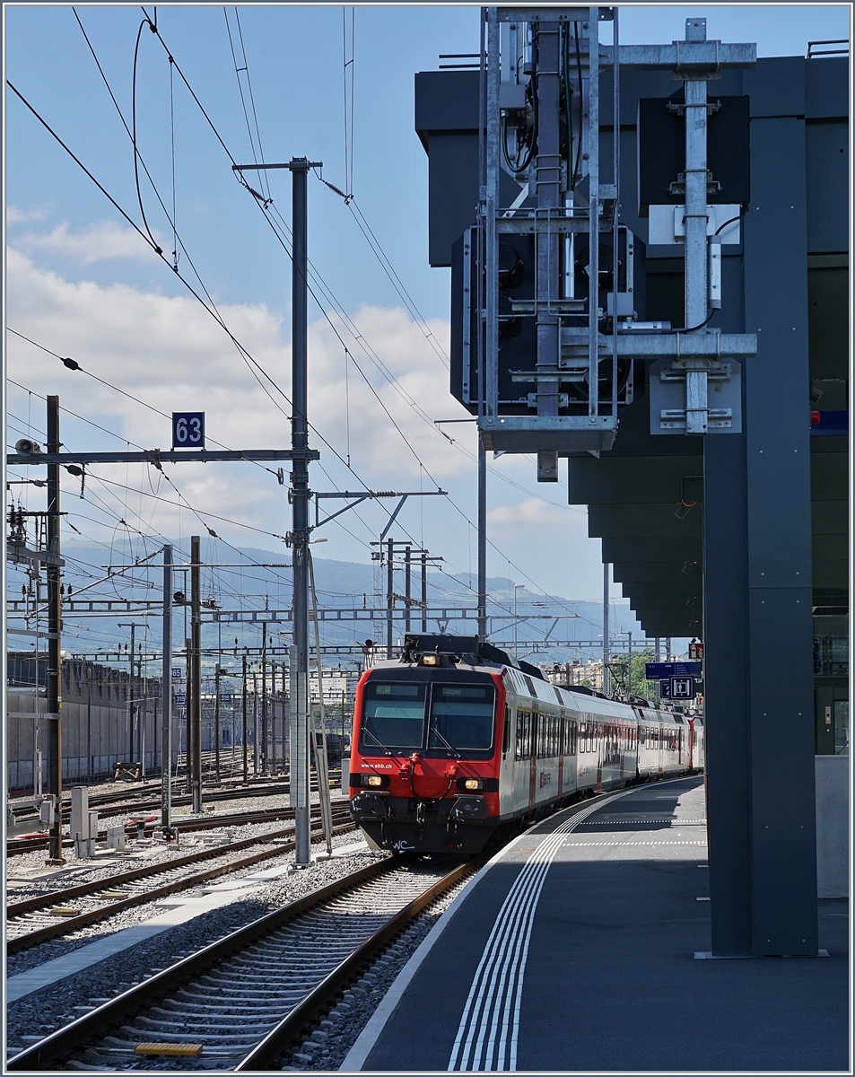 Noch sind im Regionalverkehr Lancy-Pont Rouge RBDe 560 Domino Züge im Einsatz, doch diese werden sukzessive durch RABe 522 Léman Express Flirts ersetzt.
Lancy Pont Rouge, den 19. Juni 2018