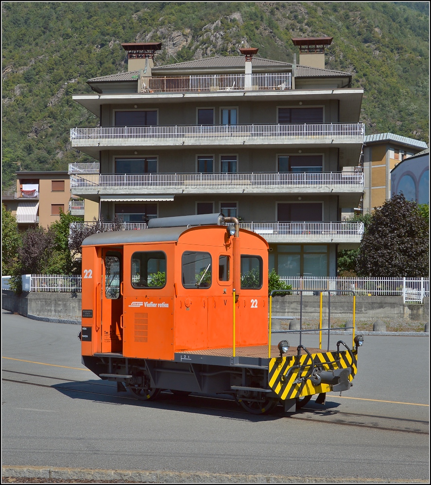 Nocheinmal der Tm 2/2 der RhB in Tirano. Angelehnt an die Tm 2/2II der SBB wurde der Traktor von der Robert Aebi 1965 für die RhB mit der Fabriknummer 1717 gebaut. Mit 9 t Gewicht und Kettenantrieb ist er für den leichten Verschubdinst vorgesehen. August 2015.