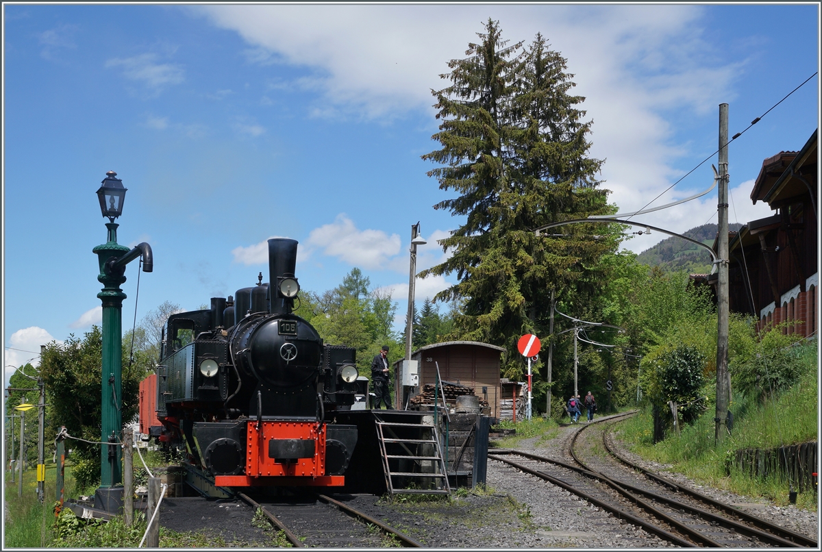Nostalgie & Vapeur 2021 (Pfingstfestival) Die Blonay-Chamby Bahn G 2x 2/2 105 ex (SEG) wird in Chaulin mit Wasser und Kohle versorgt. 

22. Mai 2021