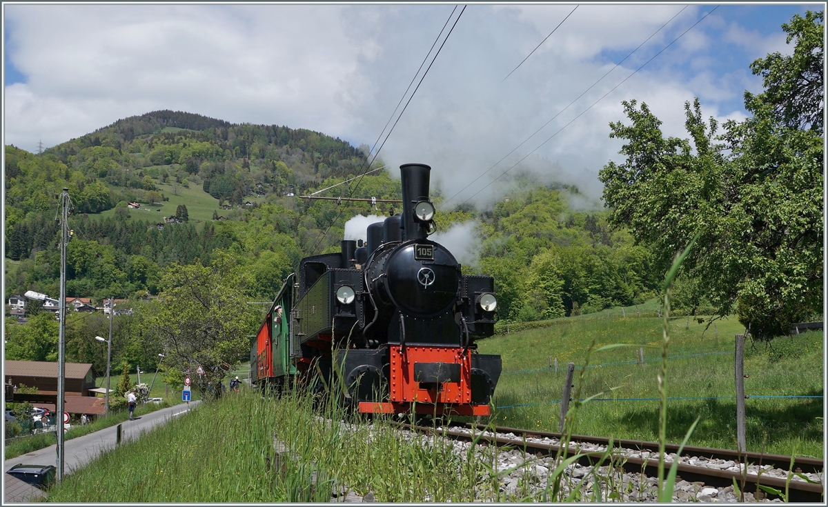 Nostalgie & Vapeur 2021 (Pfingstfestival) Die Blonay-Chamby Bahn G 2x 2/2 105 ex (SEG) verlässt Cornaux mit einen Personenzug von Blonay nach Chaulin. 

22. Mai 2021