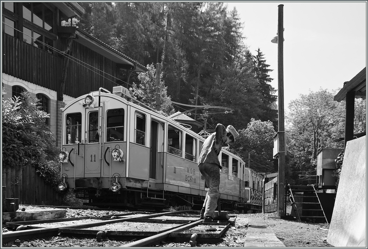 Nostalgischer Bahnbetrieb ist kein Zuckerschlecken sondern, zumindest hinter den Kulissen harte Knochenarbeit....

Der Blonay-Chamby MOB BCFe 4/4 11 erreicht Chaulin. 

9. Juni 2014