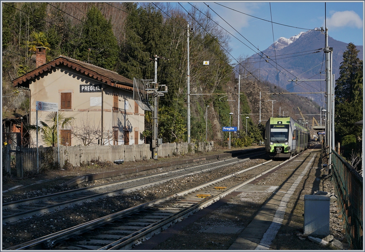 Nun fährt die BLS planmässig bis nach Domodossola; hier der RE  Lötschberger  4265 von Bern nach Domodossola kurz nach seinem Halt in Preglia.
7. Jan. 2017