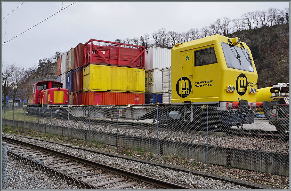 Nun, für den schlecht zu fotografierenden Tm hätte es sich wohl kaum gelohnt anzuhalten, hingen für den doch interessanten STmgmss-t schon, wie ich finden: auf einem Industriegleis bei der Klus zwischen Oensingen und Balstal steht dieser STmgmss-t mit der UIC Nummer 95 85 2720 901-8 CH-MARTI. 

21. März 2021


