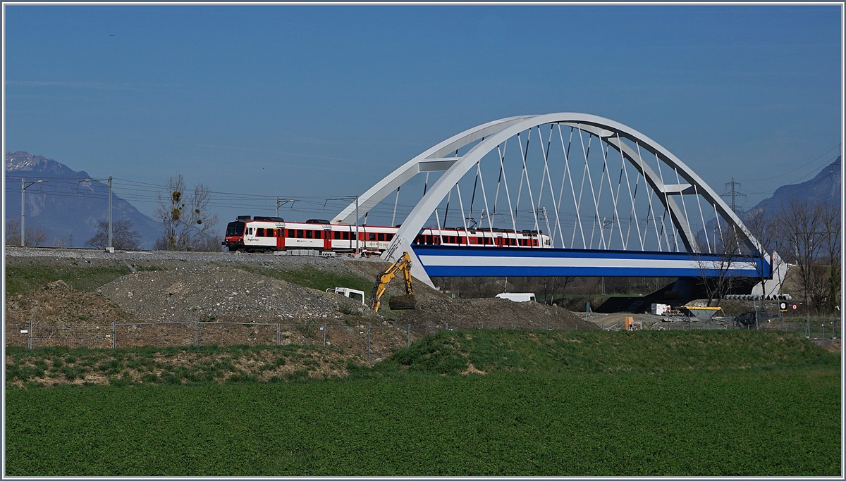 Nun ist die neue Rhone Brücke bei Massogex (fast) fertig. Ein RegionAlp RBDe 560 Triebzug ist als RE Aigle - St-Maurice gerde im Kanton Wallis eingetroffen.
27. März 2017
