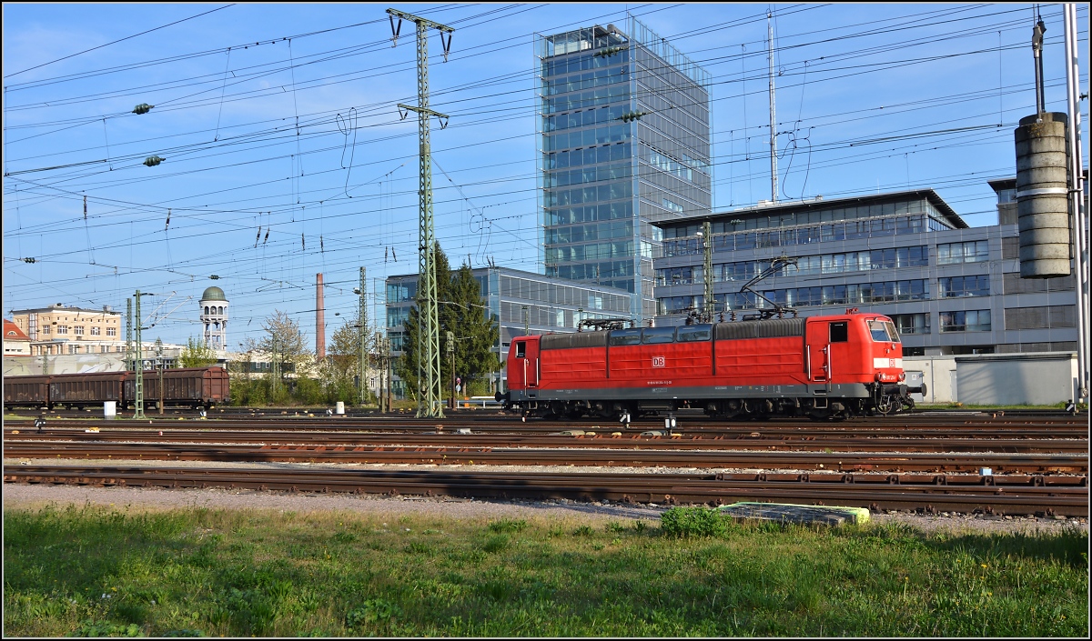 Nur Ende der 110er-Herrlichkeit, die Baureihe 181 bleibt noch ein wenig der G�ubahn erhalten. Hier 181 204-9 kam gerade mit IC 281 aus Stuttgart und setzt sich ohne die �bliche Wartezeit von 2 Stunden gleich wieder vor IC 182. Weil Stuttgarter Personal oft bis Z�rich durchf�hrt, inklusive Re 4/4, kommt es manchmal zu Unregelm��igkeiten im Fahrzeugeinsatz. Daf�r durfte 110 459-0 eine Weile l�nger in Singen warten. April 2014.
