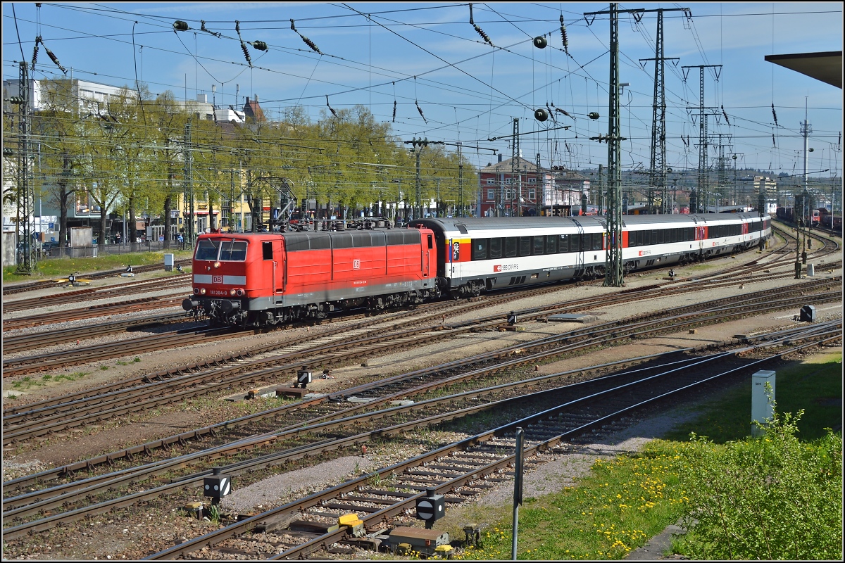 Nur Ende der 110er-Herrlichkeit, die Baureihe 181 bleibt noch ein wenig der Gäubahn erhalten. Hier 181 204-9 mit IC 280 Zürich-Stuttgart. Singen, April 2014.