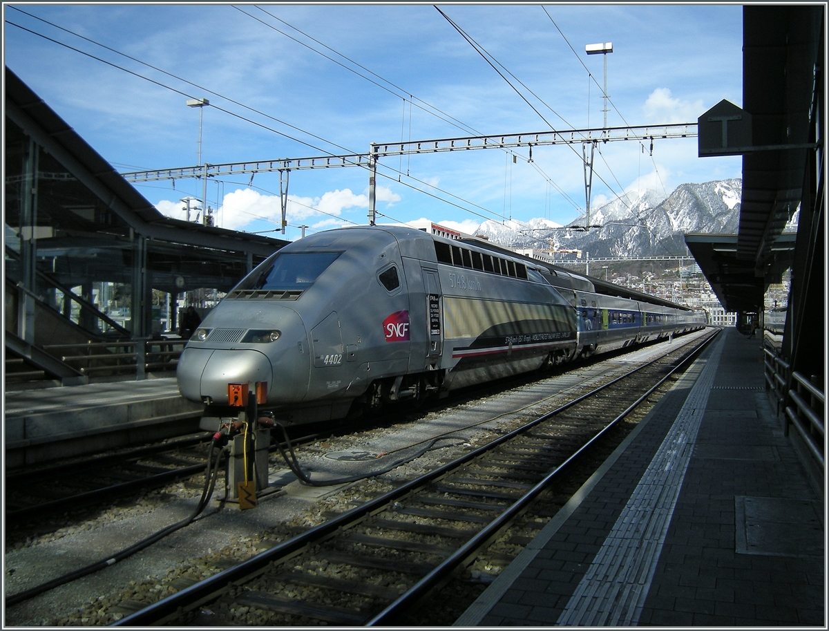 Nur kurz verkehrt in der Wintersaison an Samstagen ein TGV Zugspaar von Paris nach Chur. Hier ist der  Weltrekord TGV  kurz vor der Abfahrt nach Paris zu sehen.
22. M�rz 2008