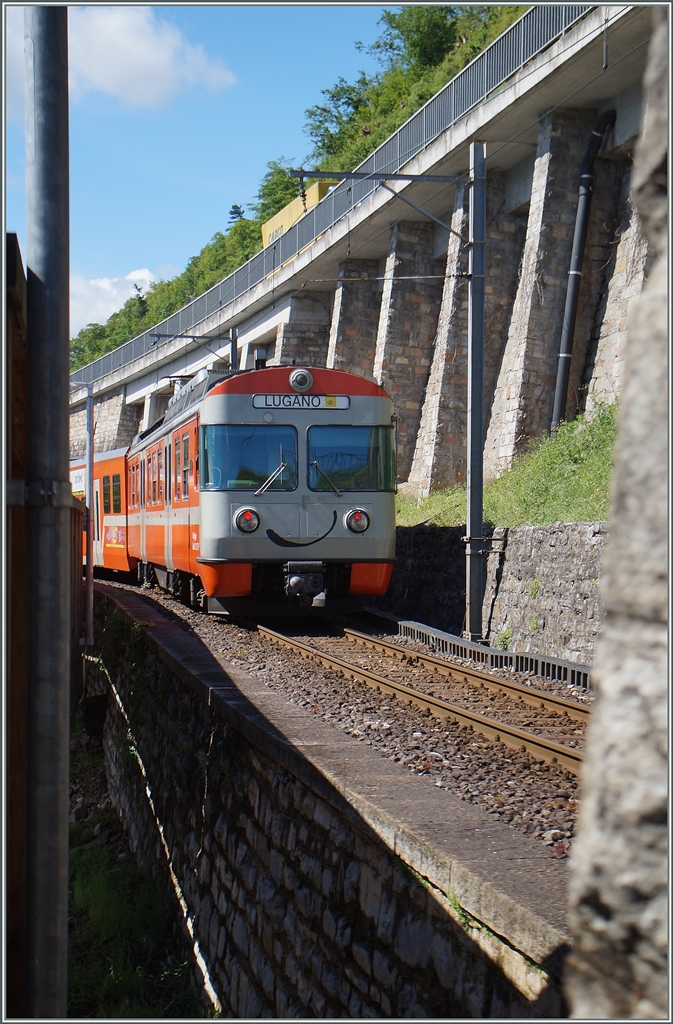 Obwohl kurz nach Agno die FLP Züge Richtung Ponte Tresa am Lago di Lugano entlangfahren  und eine schöne Aussicht auf den See bieten hat der Fotograf dabei das Nachsehen, die Abgrenzung des Uferwegs die Sicht auf die Bahn verhindert.
30. April 2015
