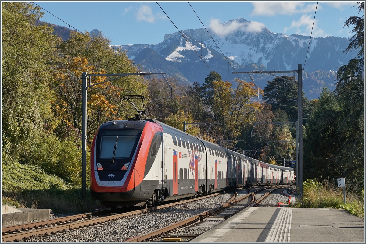 Obwohl in Villeneuve gebaut, sind die Twidexx Züge auf der Simplonstrecke eher selten und wenn mal einer zu sehen ist, dann auf Probe- oder Überführungsfahrt, wie hier der SBB RABDe 502 013-6 bei der Durchfahrt in Burier in Richtung Villeneuve.

8. Nov. 2021