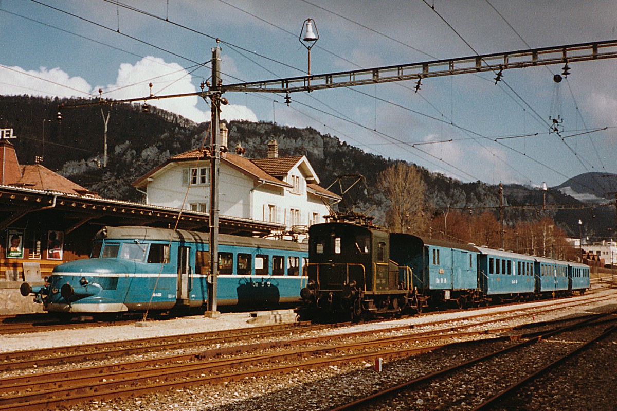 OeBB: Regionalzüge bestehend aus dem RBe 2/4 202 ex SBB und der Ce 2/2 102 + D2 + 3 Bi ex SBB Seetal warten im März 1981 in Balsthal auf den abendlich Einsatz.
Foto: Walter Ruetsch  