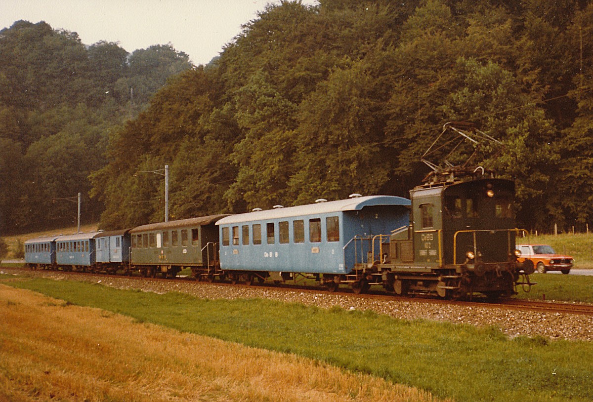 OeBB: Regionalzug mit Ce 2/2 102, D2 und sämtlichen zur Verfügung stehenden vier Personenwagen auf der Fahrt nach Balsthal im September 1979.
Foto: Walter Ruetsch