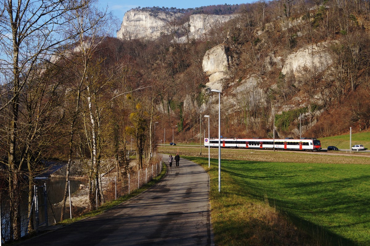 OeBB: Weihnachtsspaziergang vom 24. Dezember 2015 entlang der OeBB-Strecke bei 13 Grad, blauem Himmel und viel Sonne sowie keinem Schnee. Im Hintergrund ersichtlich ist das diesjährige Weihnachtsgeschenk an die OeBB. Es handelt sich um einen DOMINO, der den RBe 4/4-Pendel ersetzte.
Foto: Walter Ruetsch  