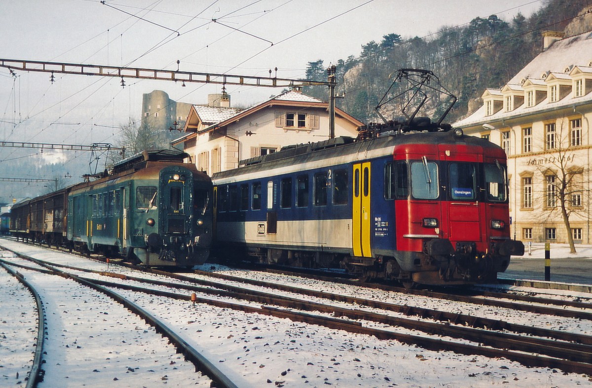 OeBB: Zugskreuzung auf dem Bahnhof Klus mit BDe 4/4 641 und RBe 4/4 205 (beide ex SBB) im Dezember 2004. Bei der Oensingen Balsthal Bahn wird der Personen- und der Güterverkehr seit Jahren mit Occasionsfahrzeugen bewältigt.
Foto: Walter Ruetsch