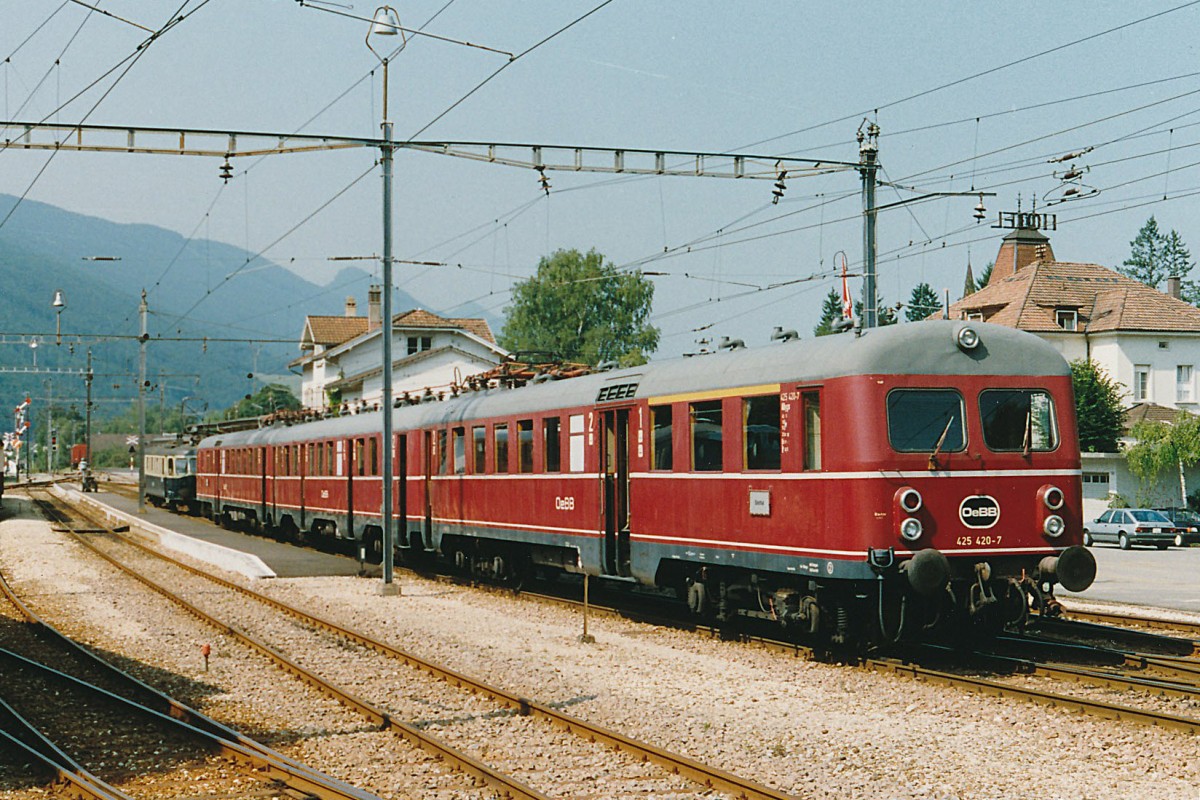 OeBB/SVG: W�hrend den Jahren 1986 bis ca. 1992 stand der BDe 4/12 204 (1935) ex DB ET 25 bei der Oensingen Balstal Bahn im planm�ssigen Dienst. Im Jahre 1993 wurde dieser historisch wertvolle Zug nach Stuttgart verkauft. Zur Zeit bereichert das sch�n aufgearbeitete Fahrzeug die Fahrzeugsammlung der Eisenbahn-Erlebniswelt Horb am Neckar. Die Aufnahme entstand im Mai 1991 in Balsthal kurz vor der Fahrt nach Oensingen.
Foto: Walter Ruetsch  