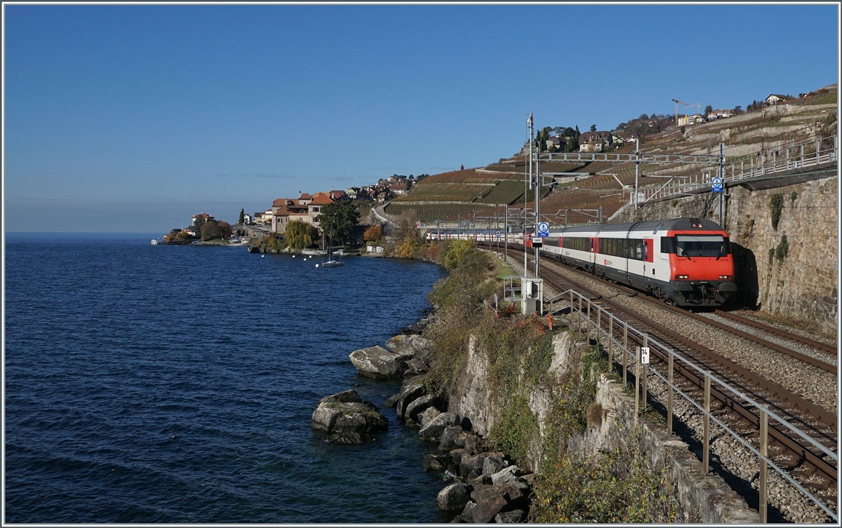 Oft wird dem Doppelstock-Pendelzug welcher in den von EW IV geprägten IR 90 Umläufen für etwas Abwechslung sorgt, einen EW IV Modul mitgegeben, so dass der positive Effekt der Lok Seite Brig fotografisch nicht genutzt werden kann. 

Bei St-Saphorin, den 12. Nov. 2020