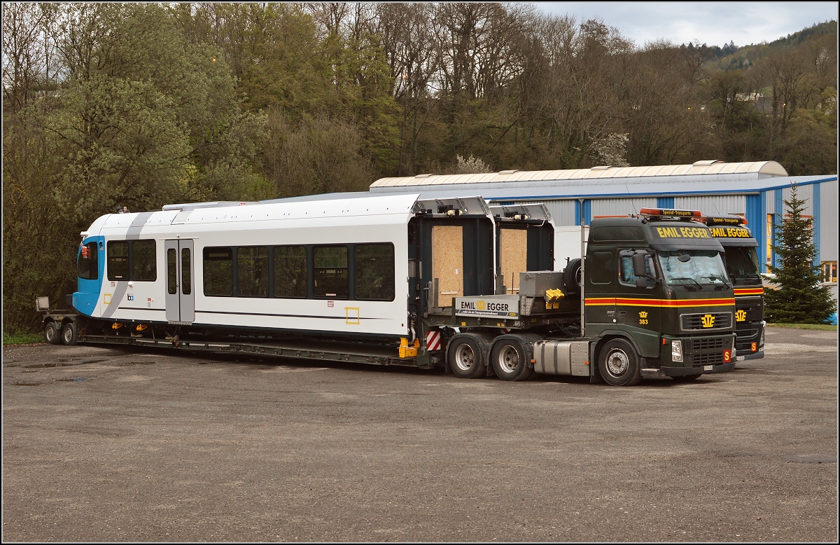 Ohne Blumen in den Haaren, daf�r mit dem etwas anderen Triebcontainer. GTW 2/6 DMU f�r die Bay Area Rapid Transit parkt noch in Einzelteilen in Etzgen. April 2016. 
