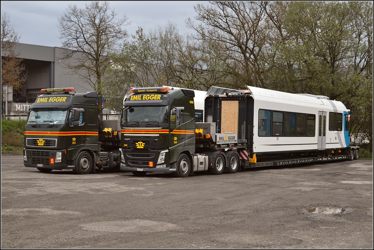 Ohne Blumen in den Haaren, daf�r mit dem etwas anderen Triebcontainer. GTW 2/6 DMU f�r die Bay Area Rapid Transit parkt noch in Einzelteilen in Etzgen. April 2016. 