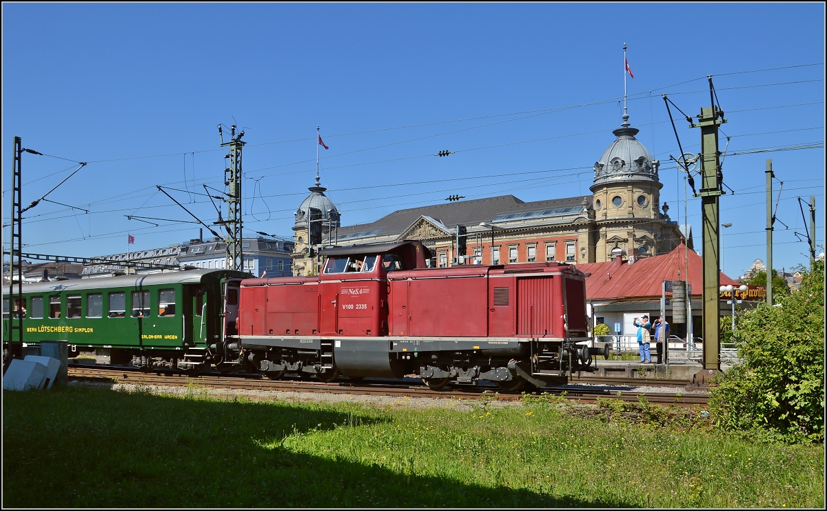 Oldiestunden im Grenzbahnhof. 

Abfahrt Richtung Radolfzell von V100 2335 und ihrem BLS-Wagenpark. Juni 2014.