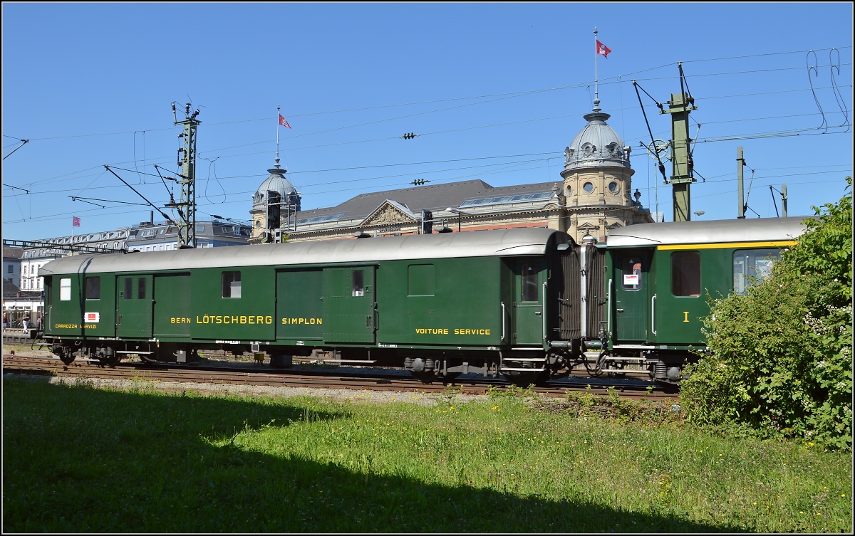 Oldiestunden im Grenzbahnhof. 

Der BLS-Gepäckwagen ist in Wahrheit D 18535 der SBB. Juni 2014.