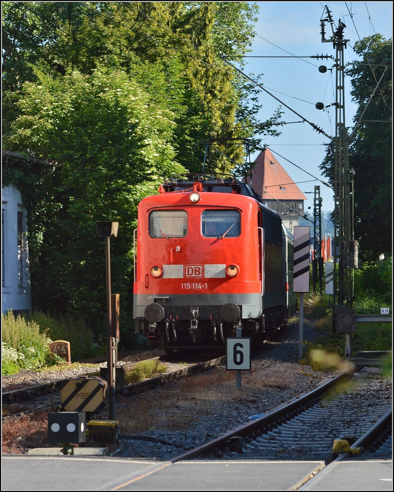 Oldiestunden im Grenzbahnhof. 

Endlich gibt sich Methusalem auch mal die Ehre. Mit sauberem Neulack f�hrt 115 114-1 den IC 2004 nach Konstanz zur Bereitstellung. Juni 2014.