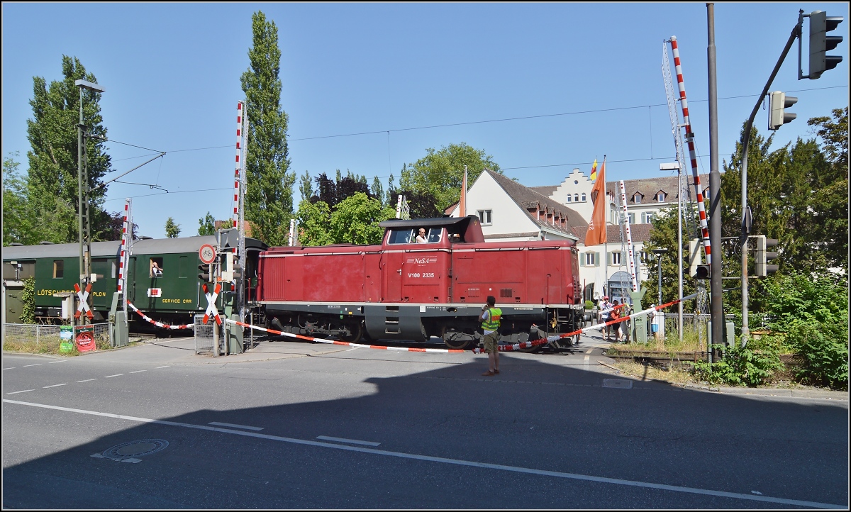 Oldiestunden im Grenzbahnhof. 

Hier trifft V100 2335 der NESA mit ihrem Sonderzug Augsburg-Basel auf die letzte H�rde vor der Grenze. B�-St�rung beim Inselhotel in Konstanz. Juni 2014.