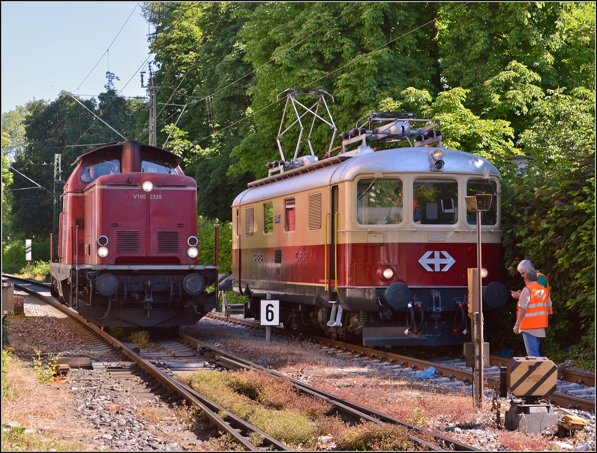 Oldiestunden im Grenzbahnhof. 

Nun �bernimmt V100 2335 der NESA den Sonderzug Basel-Augsburg. Zuvor gibt es eine kleine Fotosession mit Re 4/4 I 10034. Juni 2014.