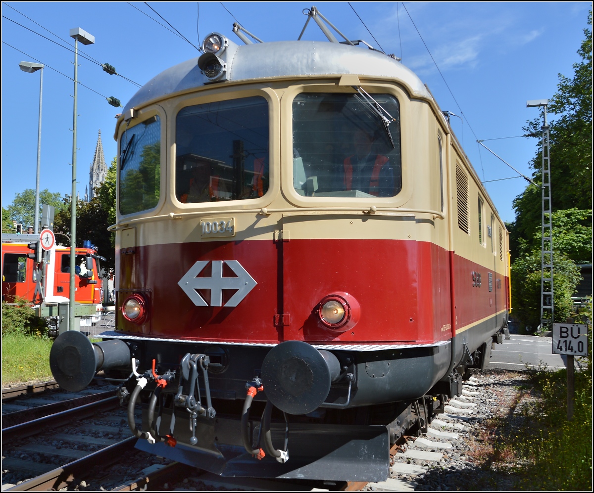 Oldiestunden im Grenzbahnhof. 

Re 4/4 I 10034 hat ihre Schuldigkeit getan und verschwindet Richtung Schweiz. Juni 2014.