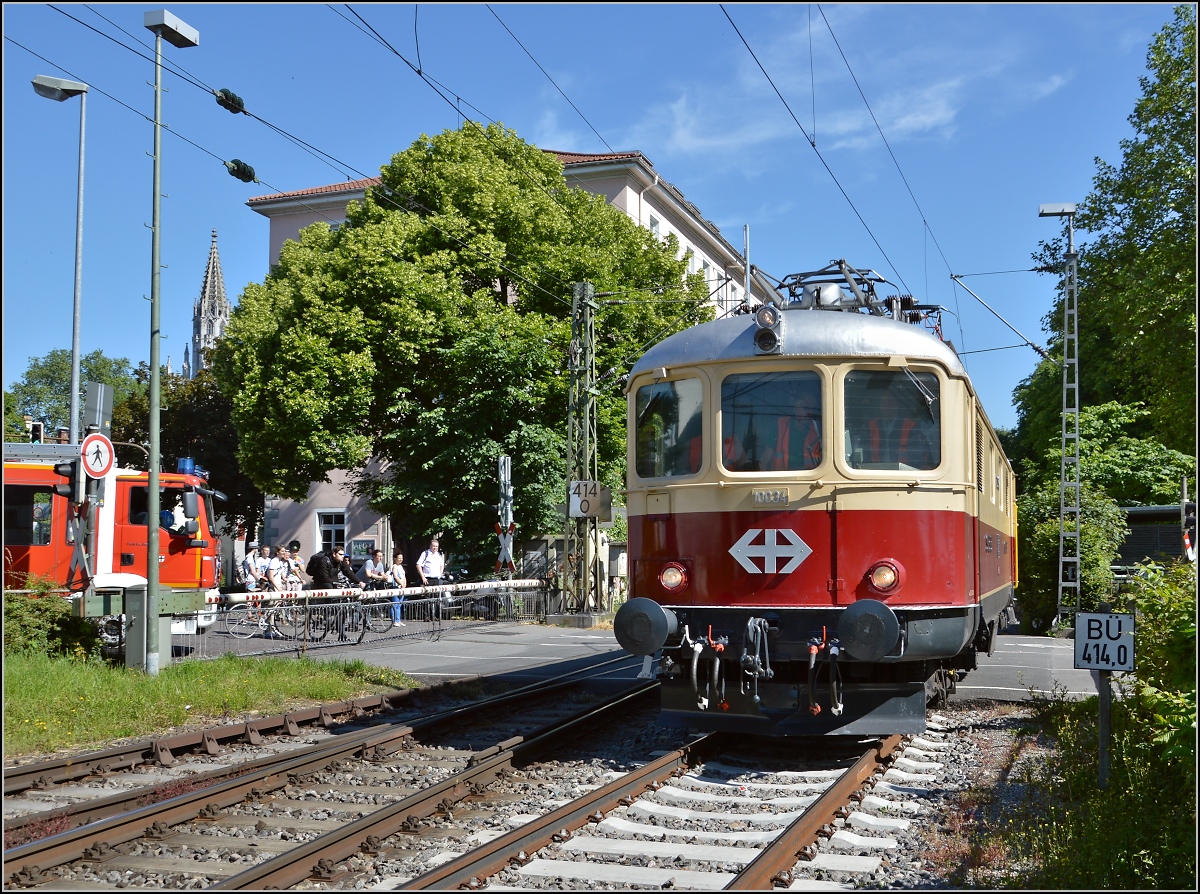 Oldiestunden im Grenzbahnhof. 

Re 4/4 I 10034 hat ihre Schuldigkeit getan und verschwindet Richtung Schweiz. Juni 2014.