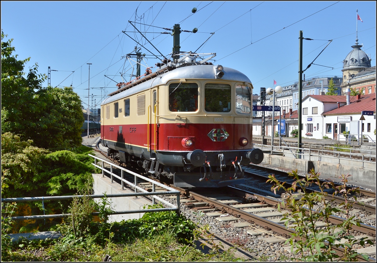 Oldiestunden im Grenzbahnhof. 

Re 4/4 I 10034 darf im Gegensatz zu den Schwestern der Centralbahn nicht nach Deutschland, daher wird in Konstanz abgekoppelt. Juni 2014.