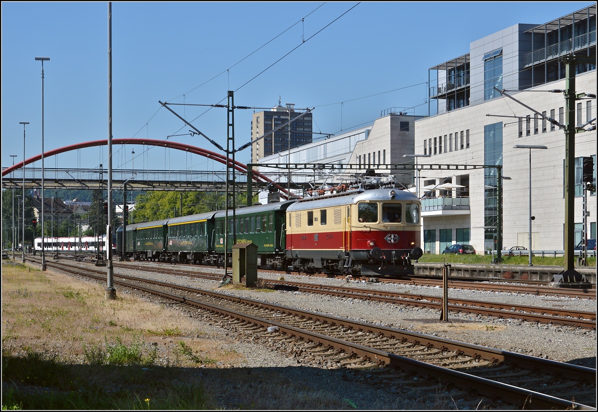 Oldiestunden im Grenzbahnhof. 

Re 4/4 I 10034 bringt den Sonderzug Basel-Z�rich-Stein am Rhein-Konstanz-Augsburg �ber die Grenze nach Konstanz. Juni 2014.