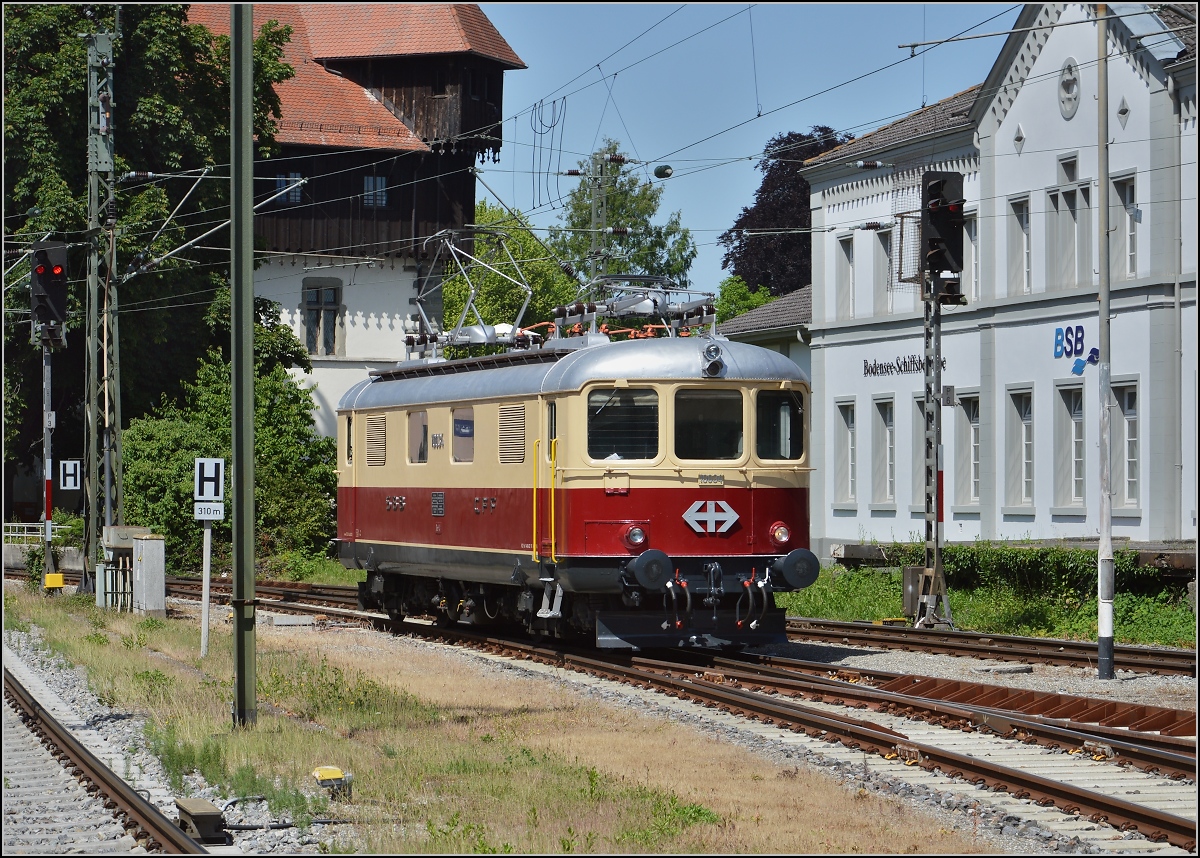 Oldiestunden im Grenzbahnhof. 

Re 4/4<sup>I</sup> 10034 rangiert vor historischen Mauern, das Konzilsgeb�ude wurde im Jahr 1188 erbaut. Juni 2014.
